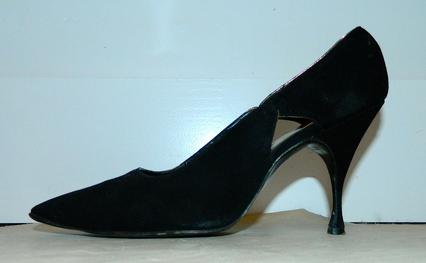 vintage 1950s black stiletto heels / Herbert Levine doeskin cutaway pumps / point toe 7 B