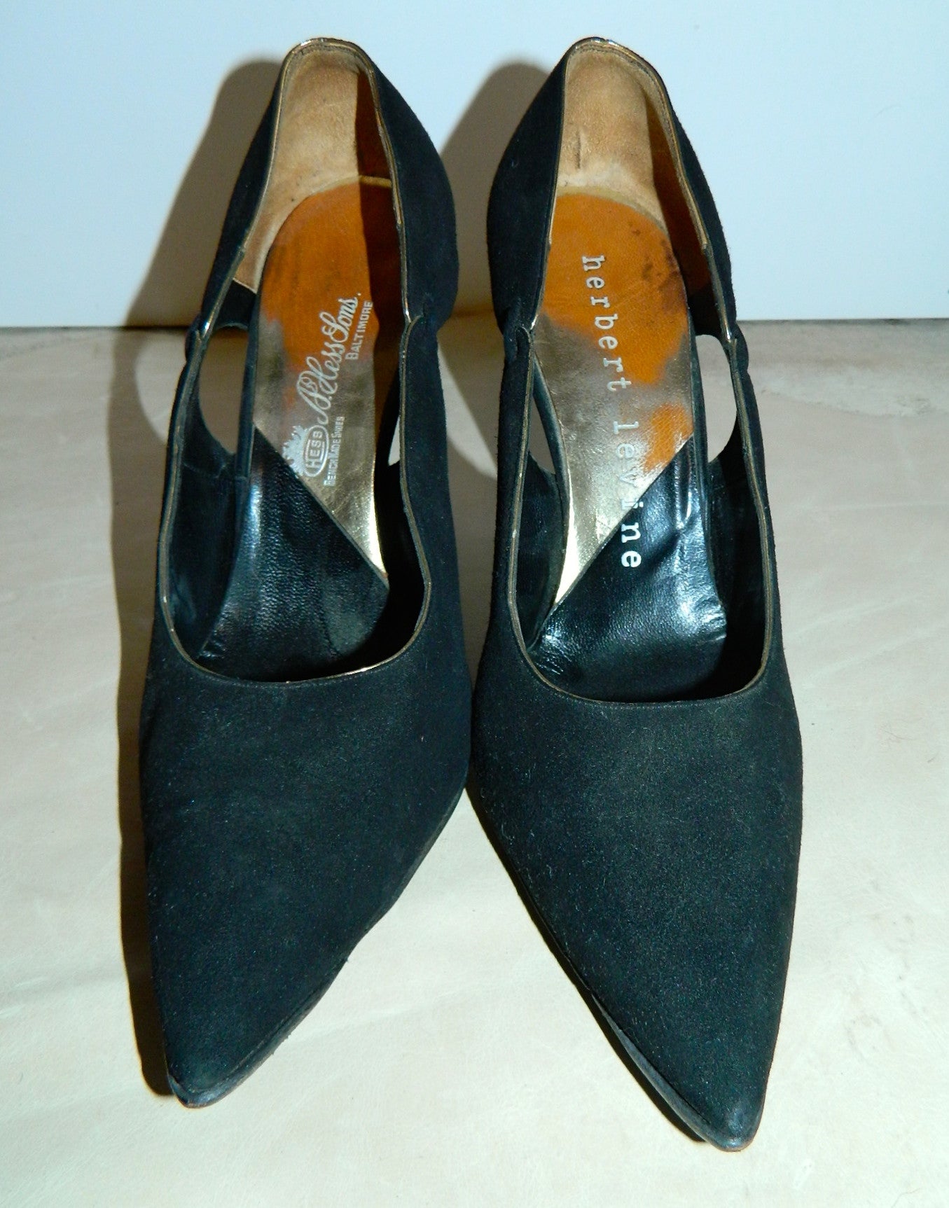 vintage 1950s black stiletto heels / Herbert Levine doeskin cutaway pumps / point toe 7 B