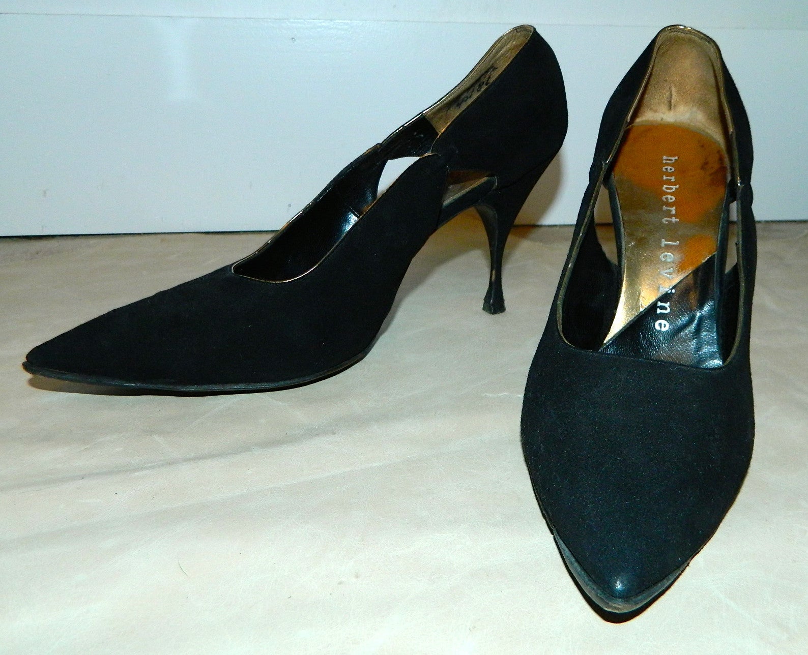vintage 1950s black stiletto heels / Herbert Levine doeskin cutaway pumps / point toe 7 B