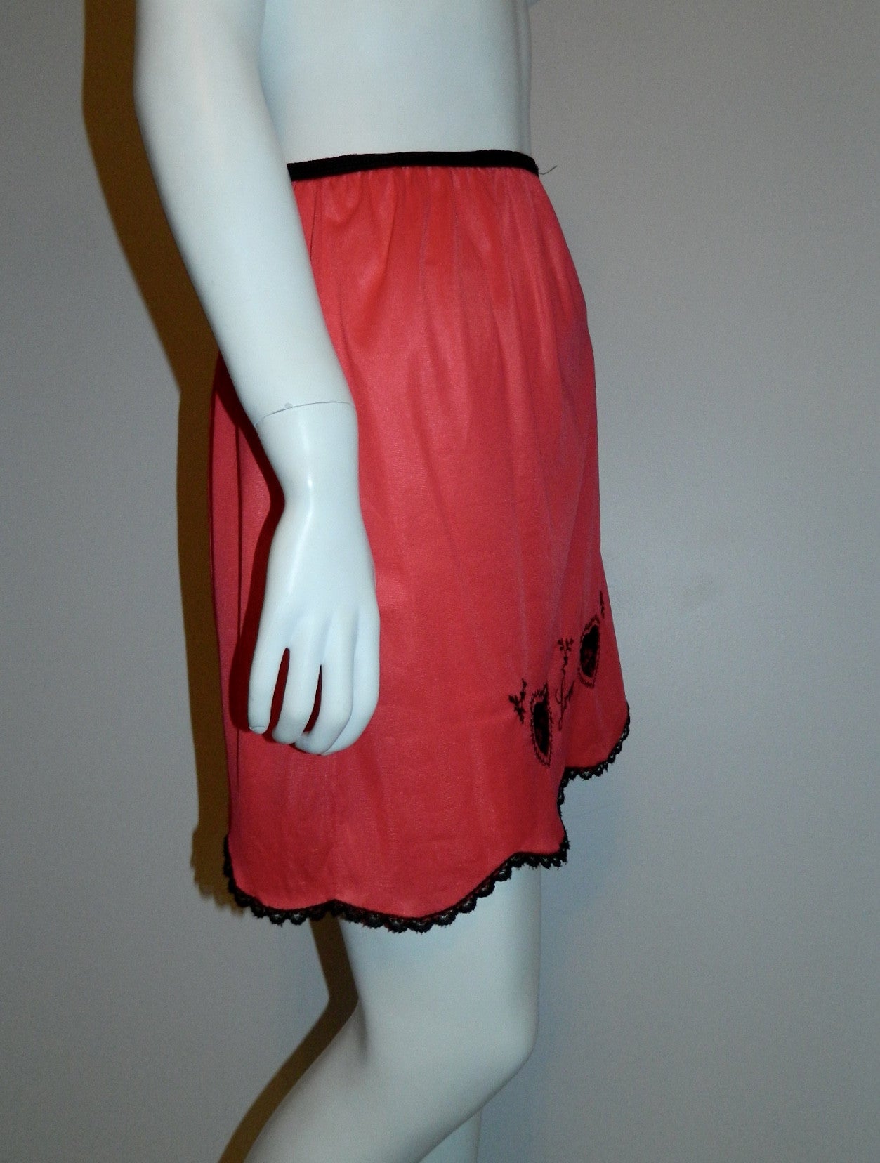 vintage 1960s half slip / red LOVE skirt black lace embroidery S - M –  Retro Trend Vintage