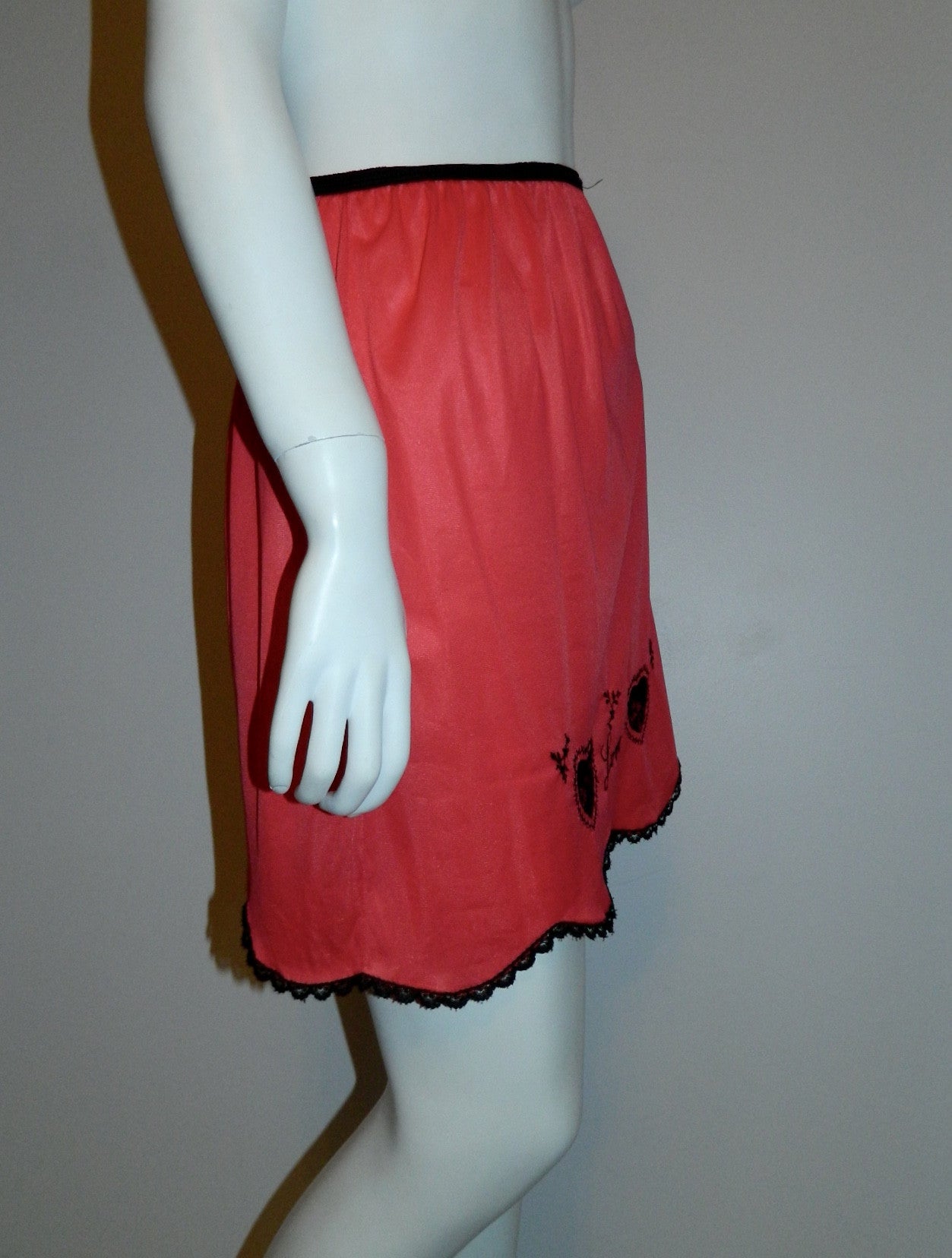 vintage 1960s half slip / red LOVE skirt black lace embroidery S