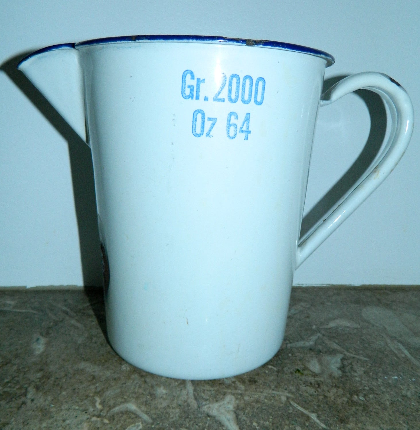 vintage 1940s enamel pitcher English metal measuring jug 64 oz / 2000 Gr.