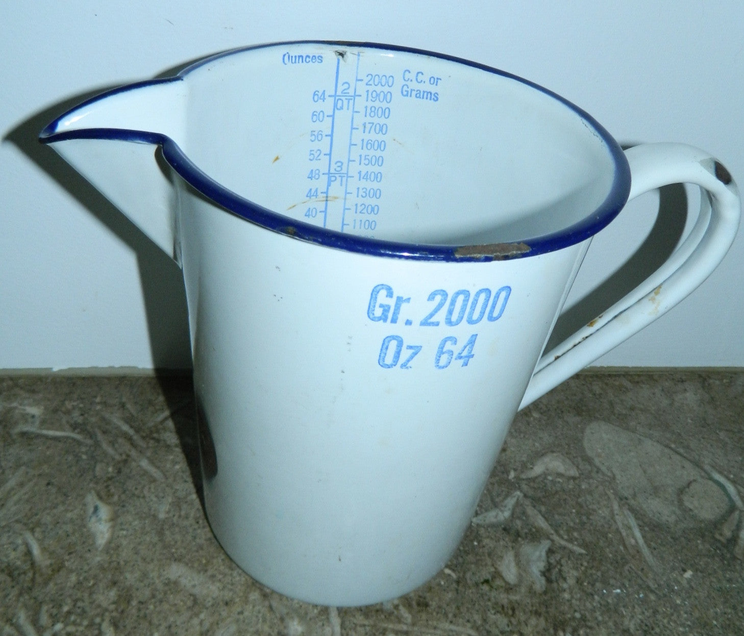 vintage 1940s enamel pitcher English metal measuring jug 64 oz / 2000 Gr.