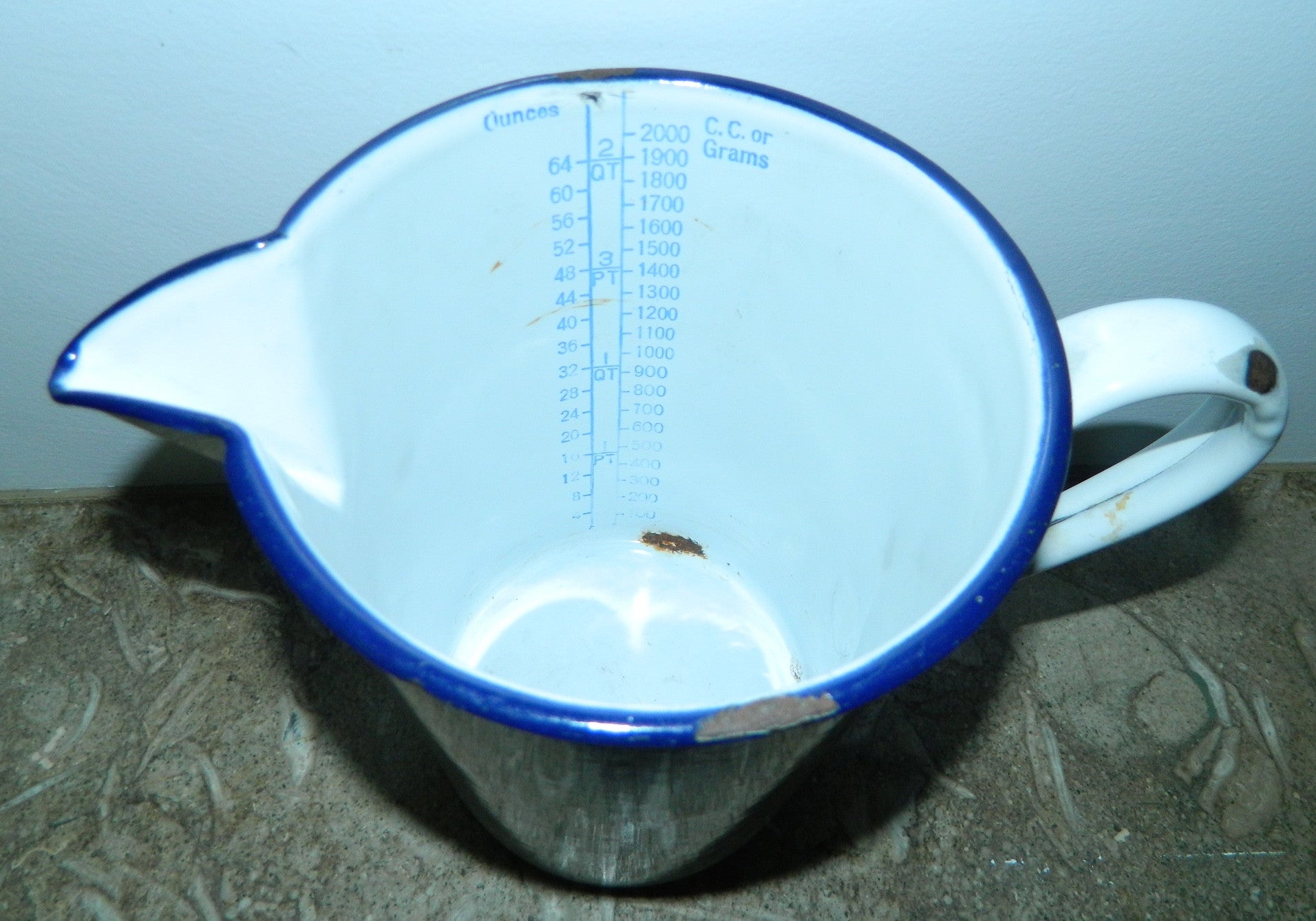 vintage 1940s enamel pitcher English metal measuring jug 64 oz / 2000 Gr.